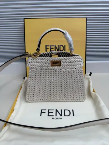  Fend Iconic ekaboo ISeeU 进口皮材质, 边缘和正面饰有同色系辫两侧编细节 饰有经典扭锁两个隔层 配有手柄和可调节可拆卸式肩带 可手提或斜挎Size:20-11-15cm 款号 5002