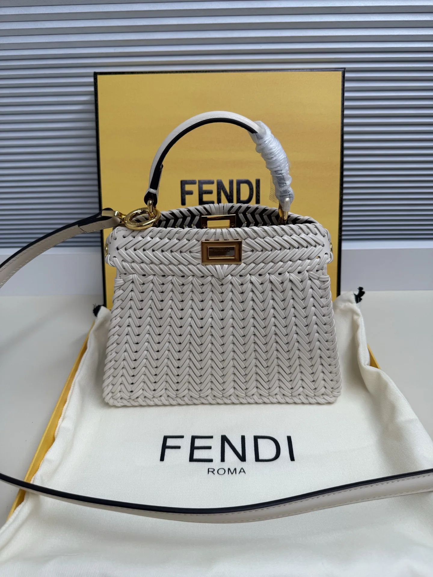 Fend Iconic ekaboo ISeeU 进口皮材质, 边缘和正面饰有同色系辫两侧编细节 饰有经典扭锁两个隔层 配有手柄和可调节可拆卸式肩带 可手提或斜挎Size:20-11-15cm 款号 5002