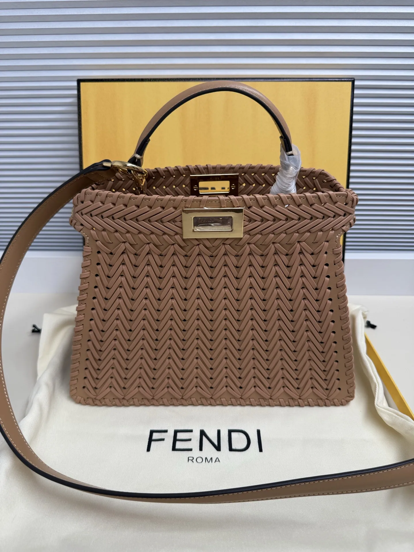 原单芬迪女包|高仿芬迪女包|精仿芬迪女包|一比一芬迪女包 Fend Iconic ekaboo ISeeU 进口皮材质, 边缘和正面饰有同色系辫两侧编细节 饰有经典扭锁两个隔层 配有手柄和可调节可拆卸式肩带 可手提或斜挎Size:27-11-21cm 款号 5002