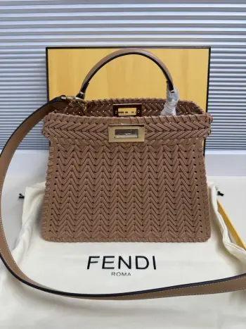  Fend Iconic ekaboo ISeeU 进口皮材质, 边缘和正面饰有同色系辫两侧编细节 饰有经典扭锁两个隔层 配有手柄和可调节可拆卸式肩带 可手提或斜挎Size:27-11-21cm 款号 5002