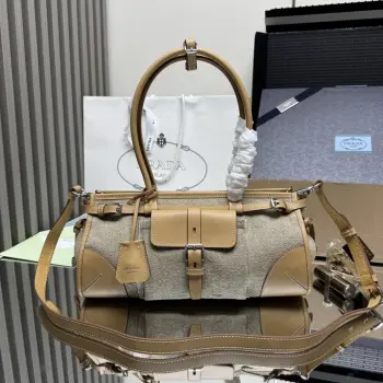  顶级原单 新款帆布Bonnie1BA426亚麻布中号这款的标志性设计焕然一新 增添了实用细节和材质间的意外互动 全新休闲百搭风格 采用进口亚麻布与牛皮饰边 配有实用风格口袋 尽显精致魅力 撞色缝线勾勒廓形 结合工艺传统与现代魅力 皮革手提柄 可拆卸可调节肩带  时尚又实用 上身效果超级好看宝宝们 赶紧入手吧 又是一款永久不过时爆款尺寸:长32x高15.5x底12cm