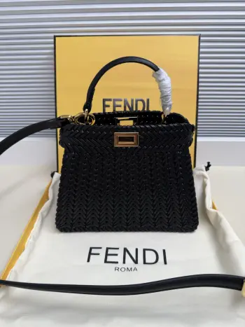  Fend Iconic ekaboo ISeeU 进口皮材质, 边缘和正面饰有同色系辫两侧编细节 饰有经典扭锁两个隔层 配有手柄和可调节可拆卸式肩带 可手提或斜挎Size:20-11-15cm 款号 5002