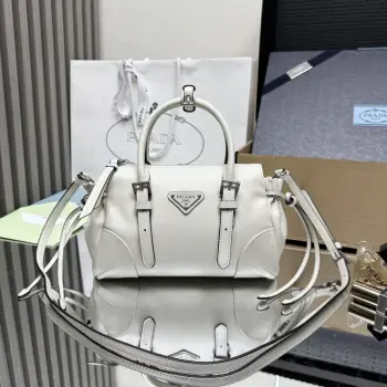  顶级原单 新品1BA499迷你这款迷你Bonnie呈现利落而随性的大都会风格 柔和廓形融入侧面系带与金属搭扣等标志性细节 包身结构紧凑 配有一条可拆卸长肩带 可手提亦可配合肩带背携 容量空间大 又是一款永久不过时爆款尺寸 长24x高14x底9cm