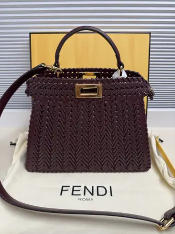  Fend Iconic ekaboo ISeeU 进口皮材质, 边缘和正面饰有同色系辫两侧编细节 饰有经典扭锁两个隔层 配有手柄和可调节可拆卸式肩带 可手提或斜挎Size:27-11-21cm 款号 5002