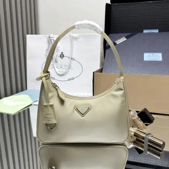  顶级原单 Prada最新爆款升级版银色五金HOBO 肯豆同款女士尼龙单肩包 型号 1NE515 采用进口原厂降落伞布料 轻便又实用的Hobo腋下包 超级简单又耐看 小/轻便/能装/好搭/的时髦腋下包 又可手拎 超级无敌好用 目前是明星们最火爆一款包包 难道你不心动吗 女士们赶紧哦 尺寸 长23cm高13cm底5cm
