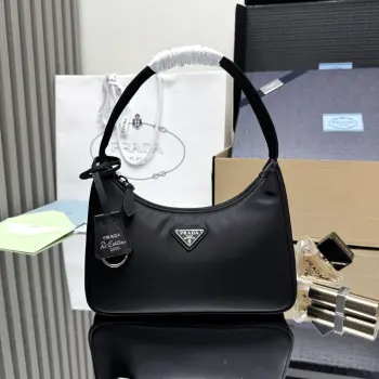  顶级原单 Prada最新爆款升级版银色五金HOBO 肯豆同款女士尼龙单肩包 型号 1NE515 采用进口原厂降落伞布料 轻便又实用的Hobo腋下包 超级简单又耐看 小/轻便/能装/好搭/的时髦腋下包 又可手拎 超级无敌好用 目前是明星们最火爆一款包包 难道你不心动吗 女士们赶紧哦 尺寸 长23cm高13cm底5cm