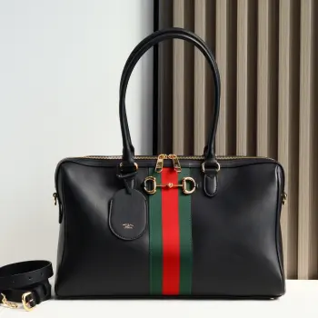 Gucci Borsetto系列名称巧妙融合意大利语 borsa  手袋 和 morsetto  马衔扣 二词  这款手袋甄选柔软牛皮革打造源自典藏的钻石菱格纹图案演绎全新衬里 黑色软皮金色调配件黑色帆布衬里 饰钻石菱格纹图案Horsebit Web 和牛皮革标签 带有 Made in Italy Gucci 标志内部 1个拉链口袋手柄高 23厘米可拆卸和可调节的牛皮革肩带 高 46 - 49厘米 长度 101 - 109厘米双拉链开合型号 866734 尺寸 38.5厘米 宽 x 22.5厘米 高 x 13厘米 深 重量 约0.9千克颜色 黑色全皮 意大利创作