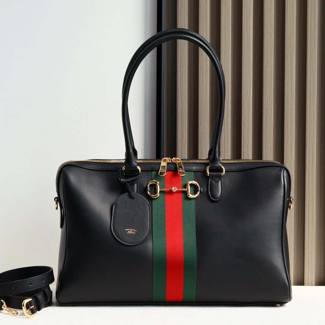 Gucci Borsetto系列名称巧妙融合意大利语 borsa 手袋 和 morsetto 马衔扣 二词 这款手袋甄选柔软牛皮革打造源自典藏的钻石菱格纹图案演绎全新衬里 黑色软皮金色调配件黑色帆布衬里 饰钻石菱格纹图案Horsebit Web 和牛皮革标签 带有 Made in Italy Gucci 标志内部 1个拉链口袋手柄高 23厘米可拆卸和可调节的牛皮革肩带 高 46 - 49厘米 长度 101 - 109厘米双拉链开合型号 866734 尺寸 38.5厘米 宽 x 22.5厘米 高 x 13厘米 深 重量 约0.9千克颜色 黑色全皮 意大利创作