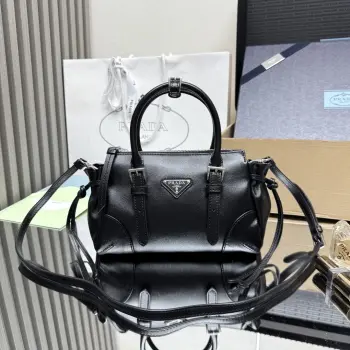  顶级原单 新品1BA499迷你这款迷你Bonnie呈现利落而随性的大都会风格 柔和廓形融入侧面系带与金属搭扣等标志性细节 包身结构紧凑 配有一条可拆卸长肩带 可手提亦可配合肩带背携 容量空间大 又是一款永久不过时爆款尺寸 长24x高14x底9cm