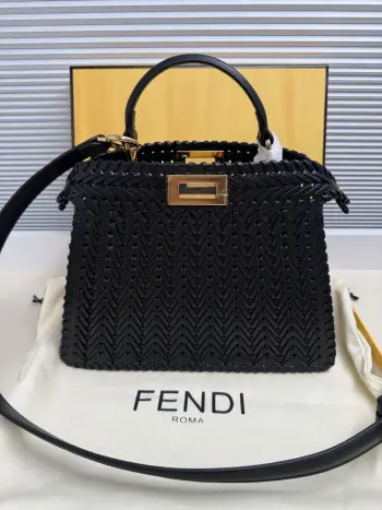  Fend Iconic ekaboo ISeeU 进口皮材质, 边缘和正面饰有同色系辫两侧编细节 饰有经典扭锁两个隔层 配有手柄和可调节可拆卸式肩带 可手提或斜挎Size:27-11-21cm 款号 5002