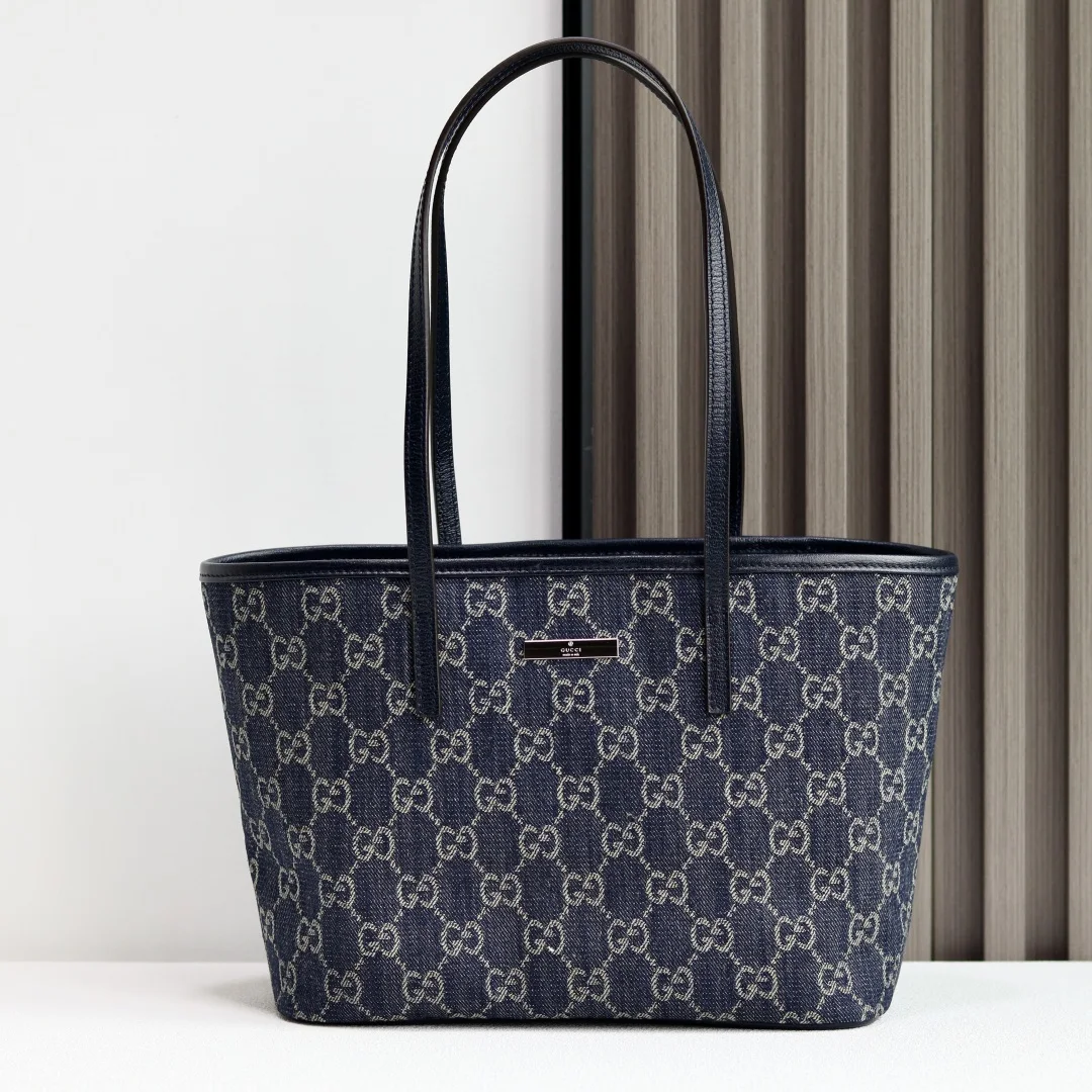 Generation Gucci系列深入探索品牌典藏素将不同世代的设计融合成一种美学叙事 GG牛仔布为精致廓形增添品牌标志性素 这款托特包通过品牌标识徽饰将日常风格提升至新高度 内部配有拉链口袋 款号875236蓝牛仔 尺寸25x19x11.5 