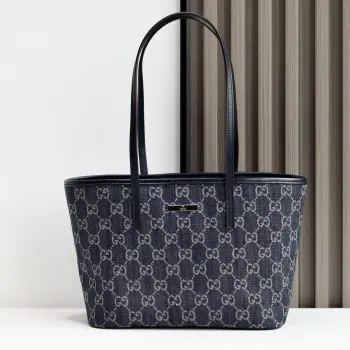 Generation Gucci系列深入探索品牌典藏素将不同世代的设计融合成一种美学叙事 GG牛仔布为精致廓形增添品牌标志性素 这款托特包通过品牌标识徽饰将日常风格提升至新高度 内部配有拉链口袋 款号875236蓝牛仔 尺寸25x19x11.5 