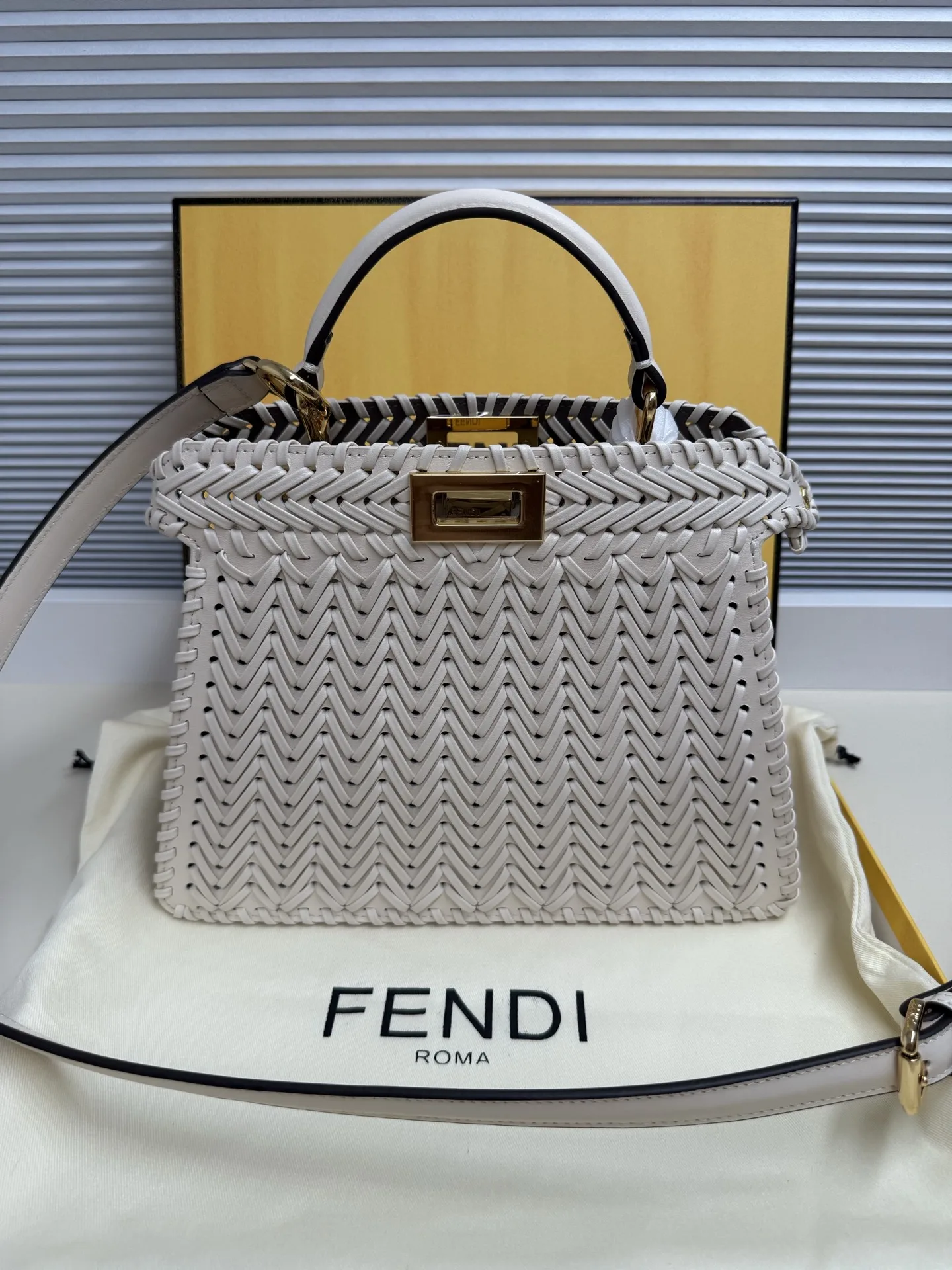 原单芬迪女包|高仿芬迪女包|精仿芬迪女包|一比一芬迪女包 Fend Iconic ekaboo ISeeU 进口皮材质, 边缘和正面饰有同色系辫两侧编细节 饰有经典扭锁两个隔层 配有手柄和可调节可拆卸式肩带 可手提或斜挎Size:27-11-21cm 款号 5002