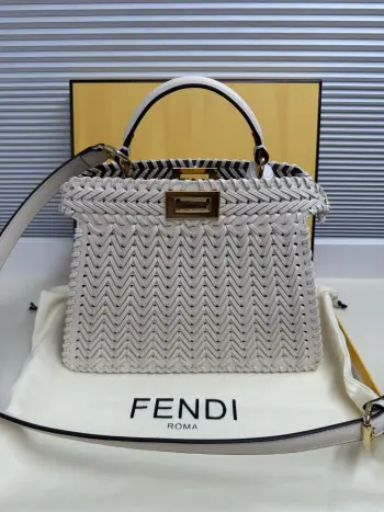  Fend Iconic ekaboo ISeeU 进口皮材质, 边缘和正面饰有同色系辫两侧编细节 饰有经典扭锁两个隔层 配有手柄和可调节可拆卸式肩带 可手提或斜挎Size:27-11-21cm 款号 5002