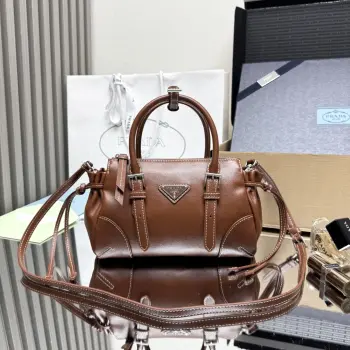  顶级原单 新品1BA499迷你这款迷你Bonnie呈现利落而随性的大都会风格 柔和廓形融入侧面系带与金属搭扣等标志性细节 包身结构紧凑 配有一条可拆卸长肩带 可手提亦可配合肩带背携 容量空间大 又是一款永久不过时爆款尺寸 长24x高14x底9cm