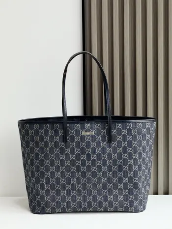 Generation Gucci系列深入探索品牌的典藏素将不同世代的设计融入一个美学叙事中 GG牛仔布搭配品牌标识徽牌 为精致廓形增添标志性细节 这款托特包提升了日常风格 内部配有拉链口袋 深蓝色水洗GG牛仔布深蓝色皮革滚边钯色金属配件Gucci牌匾蓝色尼龙衬里内部 1个口袋皮革肩带下垂 25.5厘米饰按扣闭合型号 874745 尺寸 38厘米 宽 x 29.5厘米 高 x 13厘米 深 颜色 蓝色/牛仔 意大利创作