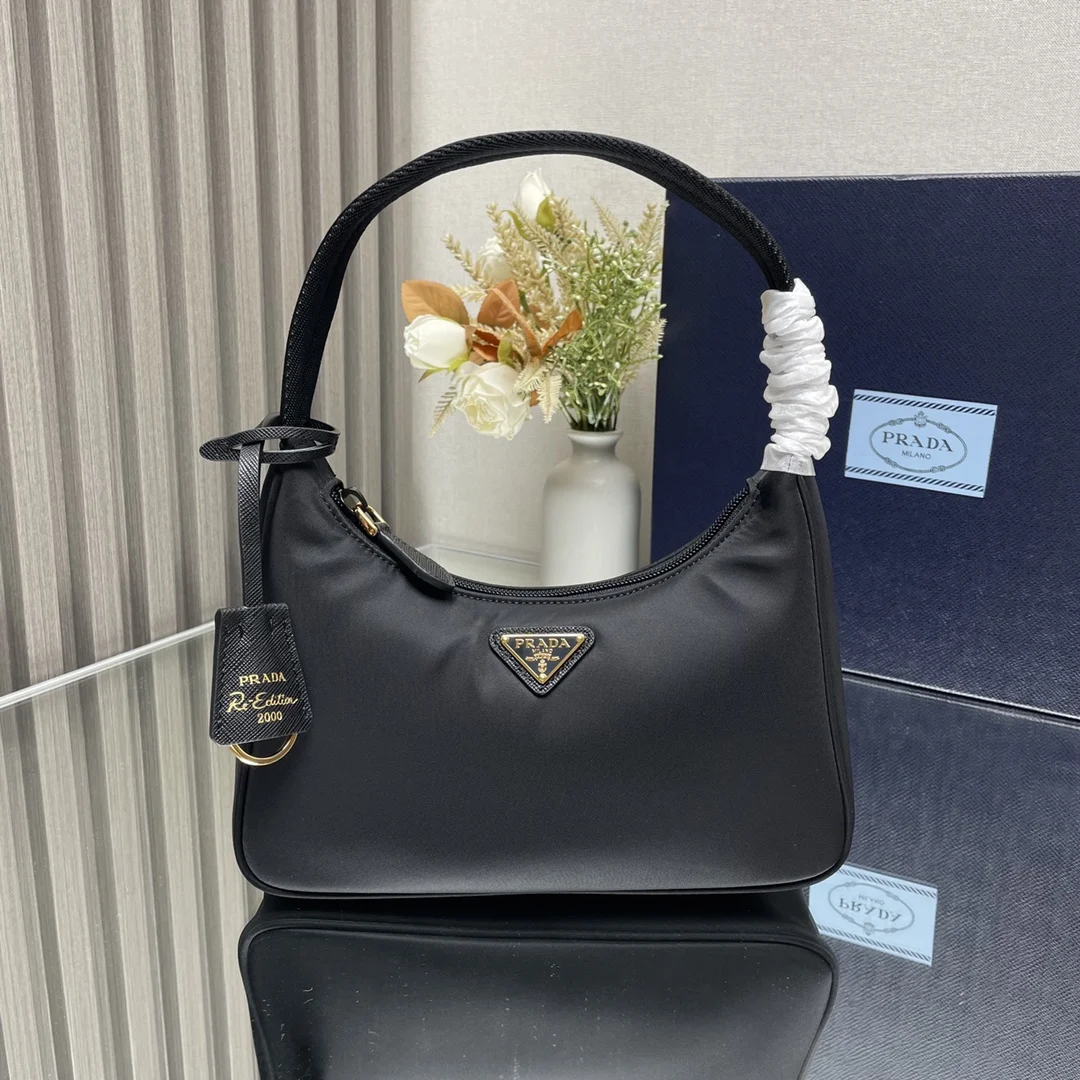 原单普拉达女包|高仿普拉达女包|精仿普拉达女包|一比一普拉达女包 顶级原单 Prada最新爆款升级版金色五金HOBO 肯豆同款女士尼龙单肩包 型号 1NE515 采用进口原厂降落伞布料 轻便又实用的Hobo腋下包 超级简单又耐看 小/轻便/能装/好搭/的时髦腋下包 又可手拎 超级无敌好用 目前是明星们最火爆一款包包 难道你不心动吗 女士们赶紧哦 尺寸 长23cm高13cm底5cm