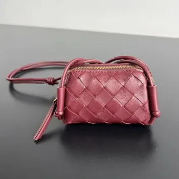  Bv 新品 超迷你饺子包 855179 包身小巧圆润的饺子造型 自带灵动桥俏的气质 精致可爱随便搭件基础款衣服 它都能瞬间点亮造型小巧却魅力无边 也可以挂在包包上 走到哪都是精致又吸睛的存在牛皮材质超轻盈 收纳口红 耳机 纸巾等随身小物 春夏出门的氛围感单品尺寸 11.4x10x7
