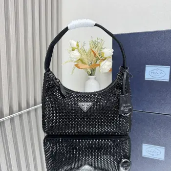  顶级原单 闪钻Hobo2023新款金色系列1NE515闪钻 最美最闪的水钻Hobo 进口钻网 亮闪闪的外表 夜灯下blingbling的效果非常吸睛 回头率特高拿到哪里都会被人各种夸这种闪钻包也特别好搭衣着 可仙可酷  什么场合都适合 Hobo爆款素一直网红/明星认可 又是一款永久火爆Hobo值得入手美女们尺寸 长23x高13x底5cm