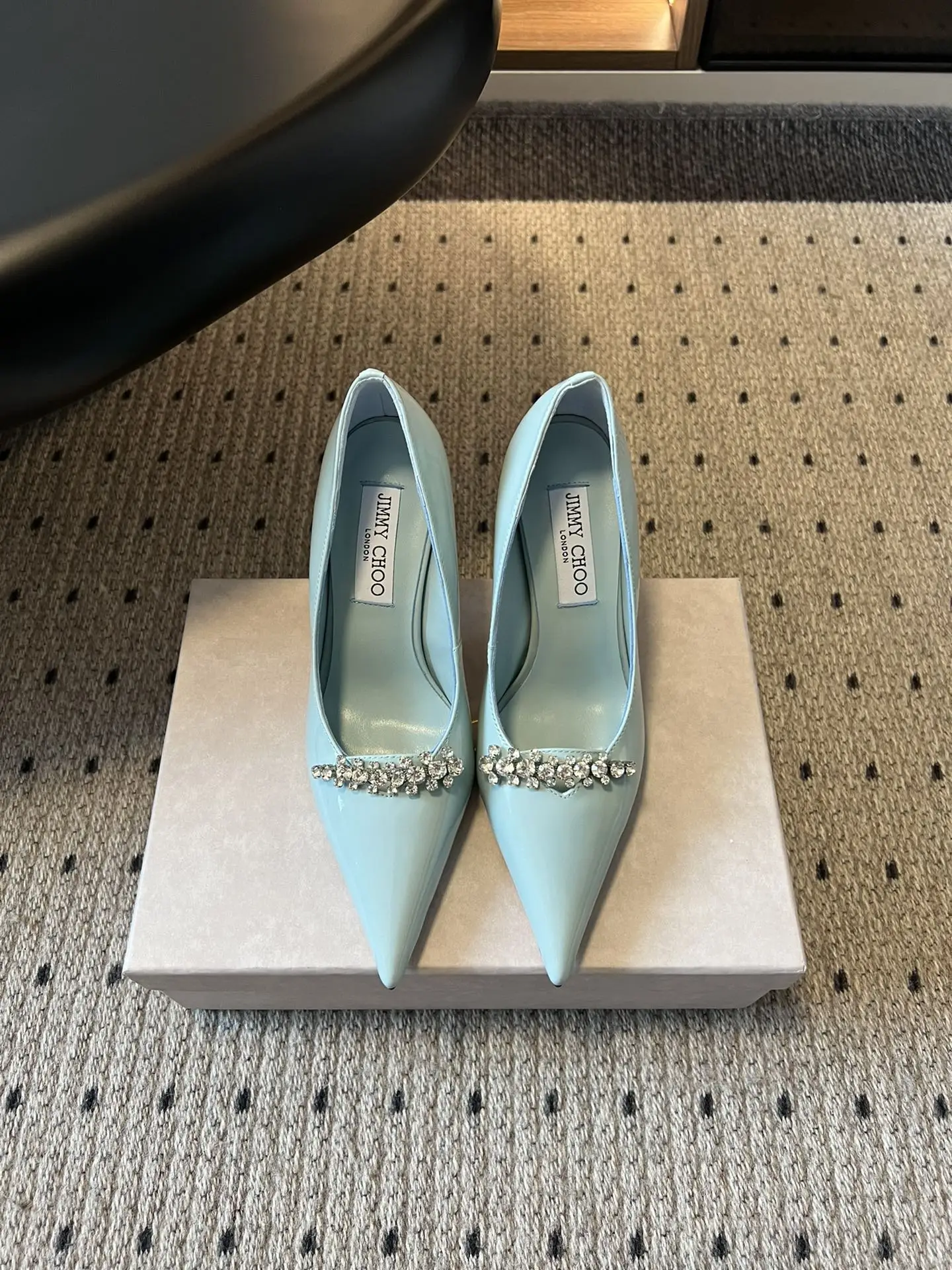 原单周仰杰女鞋|高仿周仰杰女鞋|精仿周仰杰女鞋|一比一周仰杰女鞋顶级品质Jimmy Choo 26ss 新款尖头水钻高跟鞋采用尖头设计 利落且具修饰脚型的效果 鞋身搭配闪耀水钻饰带 精致奢华 成为视觉焦点 细跟款式 提升优雅气质的同时也能拉长腿部线条 有米白 裸粉 酒红 浅蓝 黑色等多种颜色可选 满足不同风格搭配需求 浅蓝款搭配白色连衣裙 清新又甜美 水钻的闪耀为约会造型增添浪漫氛围 裸粉款搭配牛仔半身裙与白色针织衫 温柔又时尚 鞋面 牛漆皮内里 羊皮大底 真皮大底size 35-41 40 41定制不退换 