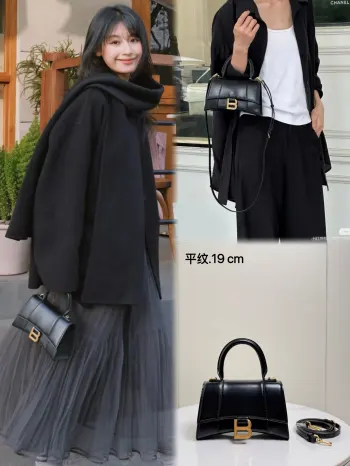 XS小号19cm 平纹黑色配金扣 只做好品质Balenciag 巴黎.世家 经典款沙漏包.独特的标志性弧线形状造型极具辨识度 外观呈现一轮半月状上坠一个金属B形拉环牛皮质感也非常有腔调 内里进口羊皮细腻柔软的质感 手拎斜挎都好看到爆 女神们的最爱 容量亲测 手机 零包 粉饼 口红 钥匙 小包纸巾 轻松收纳尺寸:19x8x21cm 货号188002