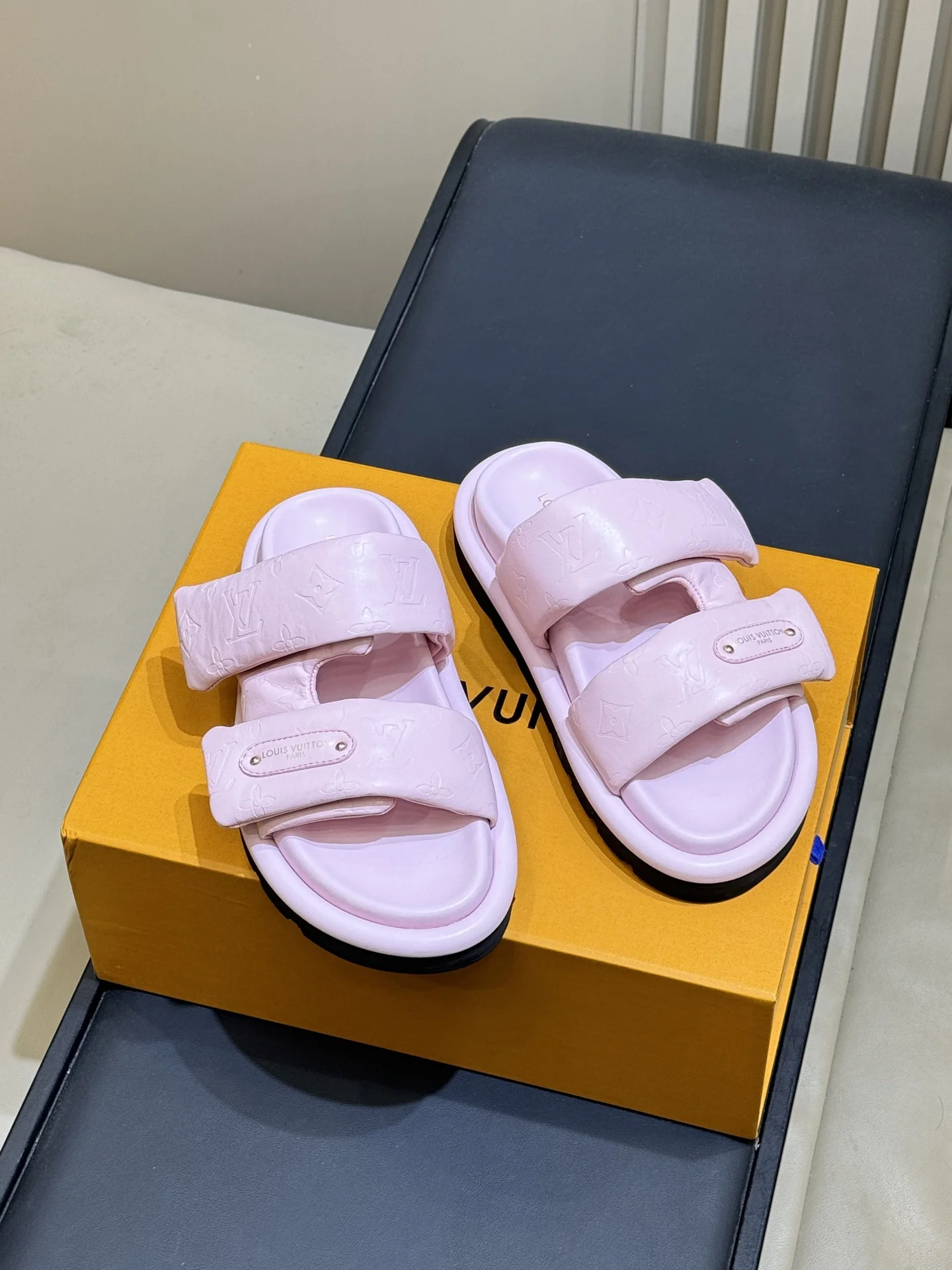 JimmyChoo Summer new style slippers, unisex slippers. - Detail view 2