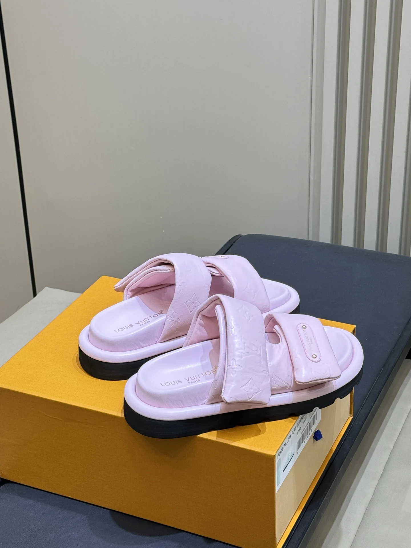 JimmyChoo Summer new style slippers, unisex slippers. - Detail view 3