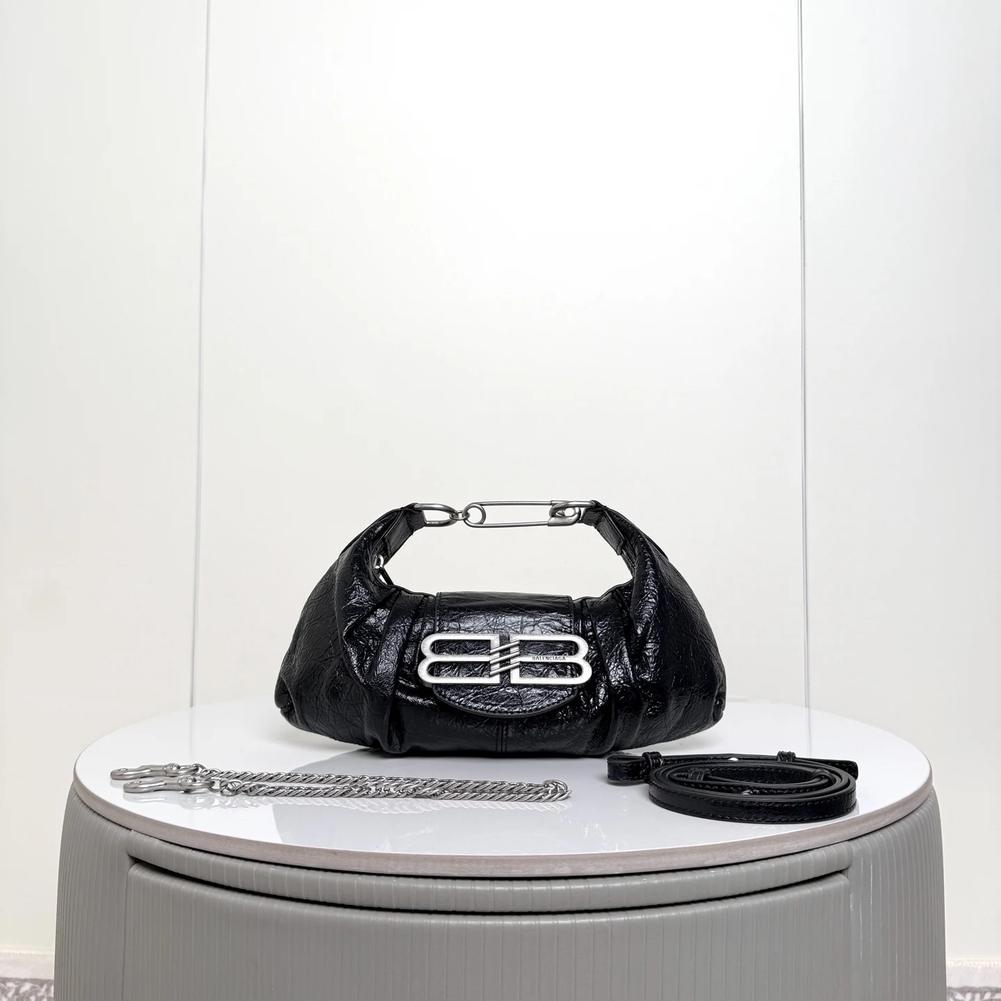 Balenciaga pamela 肩背包 褶皱皮面纹理 标志性安全别针+做旧银BB扣 可拆卸链条+皮肩带 手提/单肩/斜挎自由切换 时髦精闭眼入 容量也是妥妥的小尺寸size 28165cm货号188103