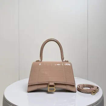 S大号23cm 鳄鱼裸粉配金扣 只做好品质Balenciag 巴黎.世家 经典款沙漏包.独特的标志性弧线形状造型极具辨识度 外观呈现一轮半月状上坠一个金属B形拉环牛皮质感也非常有腔调 内里进口羊皮细腻柔软的质感 手拎斜挎都好看到爆 女神们的最爱 容量亲测 手机 零包 粉饼 口红 钥匙 小包纸巾 轻松收纳尺寸 23x10x24cm 货号188001