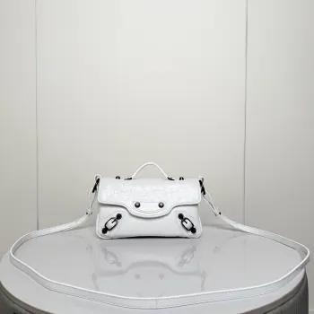Balencaiga Le City Nano 翻盖包 裂纹皮做旧褶皱皮纹 包型软糯 双侧搭配金属扣饰与五金 依旧承载着品牌经典 机车时髦素 大小实用性强 精致又不失个性Nano尺寸 底长 19.5x 高 12x 宽 7cm 188095