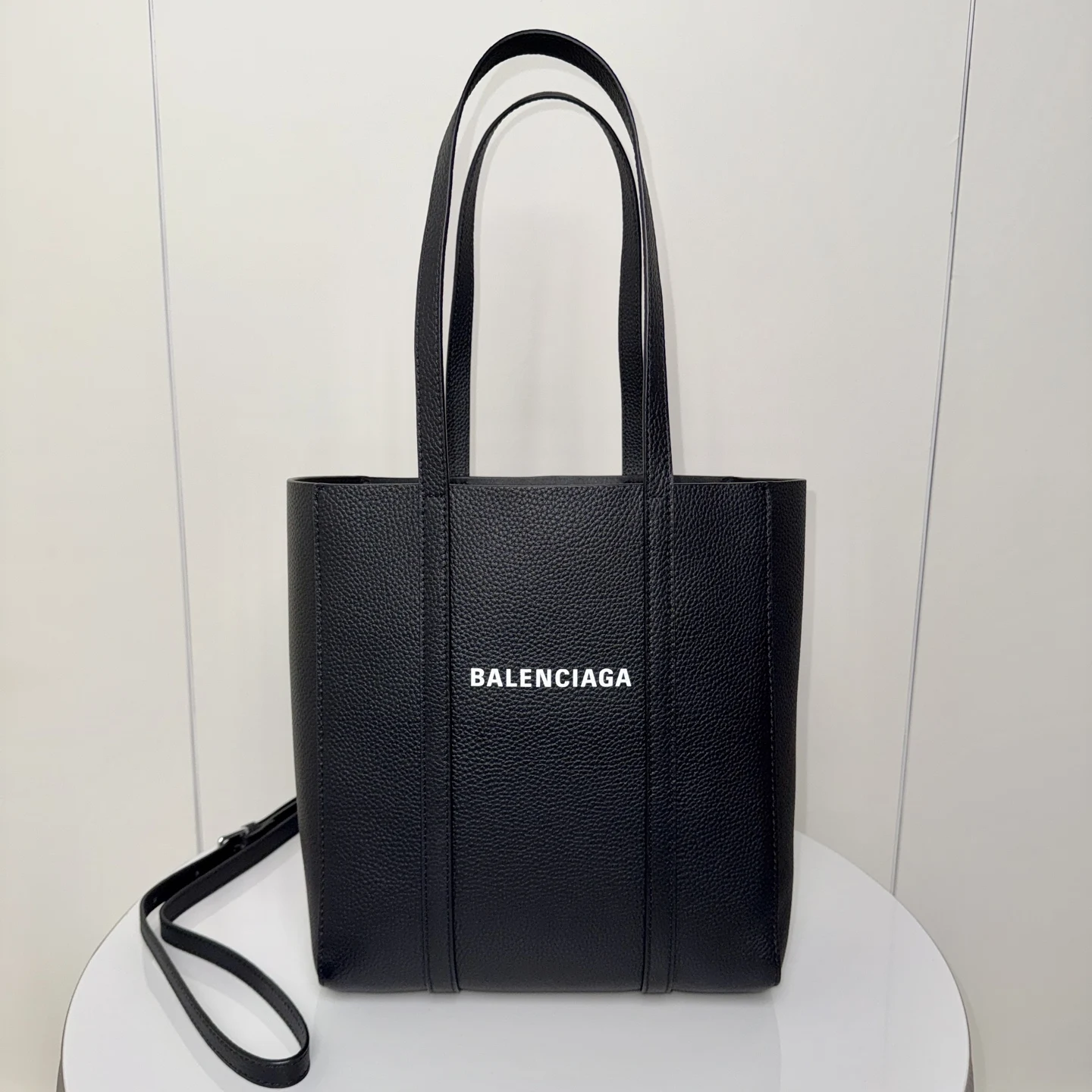 中号 tote.𝐁𝐚𝐥𝐞𝐧𝐜𝐢𝐚𝐠巴黎c家字标托特包.原厂品质 里外全皮.纯纯的质感.斜挎手提都可内部空间超大 通勤旅游巨能装 小内袋可拆卸 中号.尺寸 长24.5高28 厚12cm货号188081