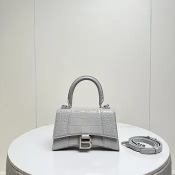 XS小号19cm 鳄鱼灰色配银扣 只做好品质Balenciag 巴黎.世家 经典款沙漏包.独特的标志性弧线形状造型极具辨识度 外观呈现一轮半月状上坠一个金属B形拉环牛皮质感也非常有腔调 内里进口羊皮细腻柔软的质感 手拎斜挎都好看到爆 女神们的最爱 容量亲测 手机 零包 粉饼 口红 钥匙 小包纸巾 轻松收纳尺寸:19x8x21cm 货号188002
