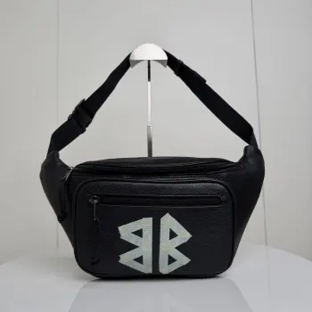𝗕𝗔𝗟𝗘𝗡𝗖𝗜𝗔𝗚 Explorer 双B腰包 皮革质感细腻耐用 正面双B标识印花独特辨识度设计 包身拉链开合 口袋收纳方便 肩带可调 腰包斜挎多背法 男女都可轻松驾驭 实用兼备的搭配单品尺寸size 长37x高17x厚8cm货号188075