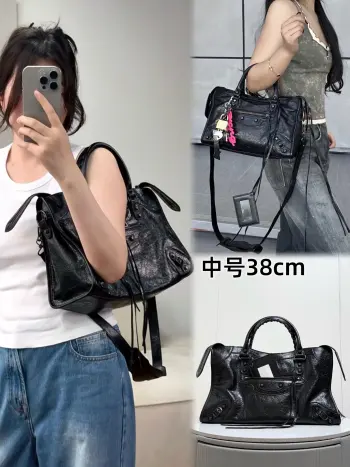 新版.中号38cm.𝐁𝐚𝐥𝐞𝐧𝐜𝐢𝐚𝐠 Le City 26新机车包再次亮相 原厂褶皱纹皮全钢内唛Logo.配化妆镜.复古双向拉链机车包 做旧铜扣+标志性流苏拉链设计 颜值容量并存 拥有它出街又酷又吸睛中号尺寸size: 底长38x高24x宽15cm货号188110