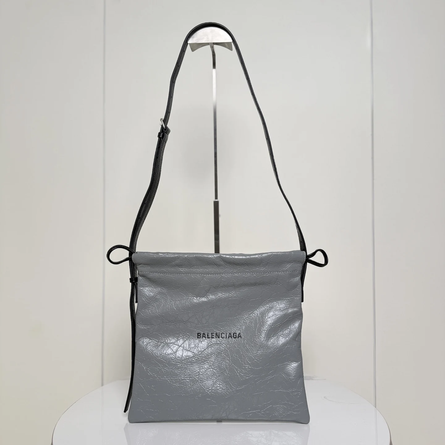 中号黑色 𝐁𝐚𝐥𝐞𝐧𝐜𝐢𝐚𝐠𝐚 Shopper Dust Bag 抽带斜挎包 采用抽带束口闭合设计方便又实用 正面饰品牌标识印花 褶皱质感面料,可调节肩带长度(不可拆 轻松切换单肩/斜挎 是潮人时髦吸睛的出门小单品小号尺寸size 底长15 x 高21cm x宽度1cm 中号尺寸size 底长26 x 高26cm x宽度2cm 188094