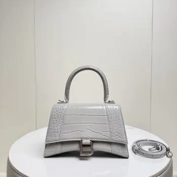 S大号23cm 鳄鱼灰色配银扣 只做好品质Balenciag 巴黎.世家 经典款沙漏包.独特的标志性弧线形状造型极具辨识度 外观呈现一轮半月状上坠一个金属B形拉环牛皮质感也非常有腔调 内里进口羊皮细腻柔软的质感 手拎斜挎都好看到爆 女神们的最爱 容量亲测 手机 零包 粉饼 口红 钥匙 小包纸巾 轻松收纳尺寸 23x10x24cm 货号188001