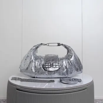 Balenciaga pamela 肩背包 褶皱皮面纹理 标志性安全别针+做旧银BB扣 可拆卸链条+皮肩带 手提/单肩/斜挎自由切换 时髦精闭眼入 容量也是妥妥的小尺寸size 41238cm货号188104