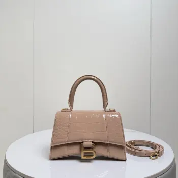 XS小号19cm 鳄鱼裸粉配金扣 只做好品质Balenciag 巴黎.世家 经典款沙漏包.独特的标志性弧线形状造型极具辨识度 外观呈现一轮半月状上坠一个金属B形拉环牛皮质感也非常有腔调 内里进口羊皮细腻柔软的质感 手拎斜挎都好看到爆 女神们的最爱 容量亲测 手机 零包 粉饼 口红 钥匙 小包纸巾 轻松收纳尺寸:19x8x21cm 货号188002