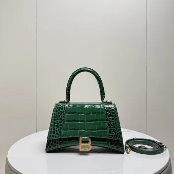 S大号23cm 鳄鱼绿色配金扣 只做好品质Balenciag 巴黎.世家 经典款沙漏包.独特的标志性弧线形状造型极具辨识度 外观呈现一轮半月状上坠一个金属B形拉环牛皮质感也非常有腔调 内里进口羊皮细腻柔软的质感 手拎斜挎都好看到爆 女神们的最爱 容量亲测 手机 零包 粉饼 口红 钥匙 小包纸巾 轻松收纳尺寸 23x10x24cm 货号188001