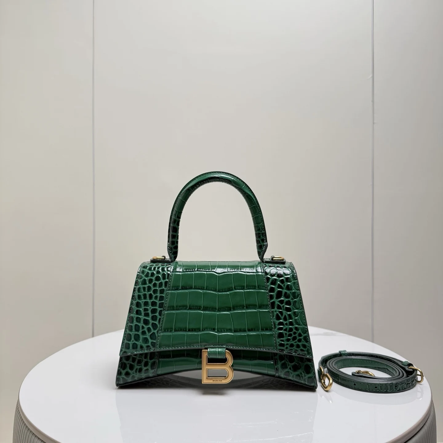 S大号23cm 鳄鱼绿色配金扣 只做好品质Balenciag 巴黎.世家 经典款沙漏包.独特的标志性弧线形状造型极具辨识度 外观呈现一轮半月状上坠一个金属B形拉环牛皮质感也非常有腔调 内里进口羊皮细腻柔软的质感 手拎斜挎都好看到爆 女神们的最爱 容量亲测 手机 零包 粉饼 口红 钥匙 小包纸巾 轻松收纳尺寸 23x10x24cm 货号188001