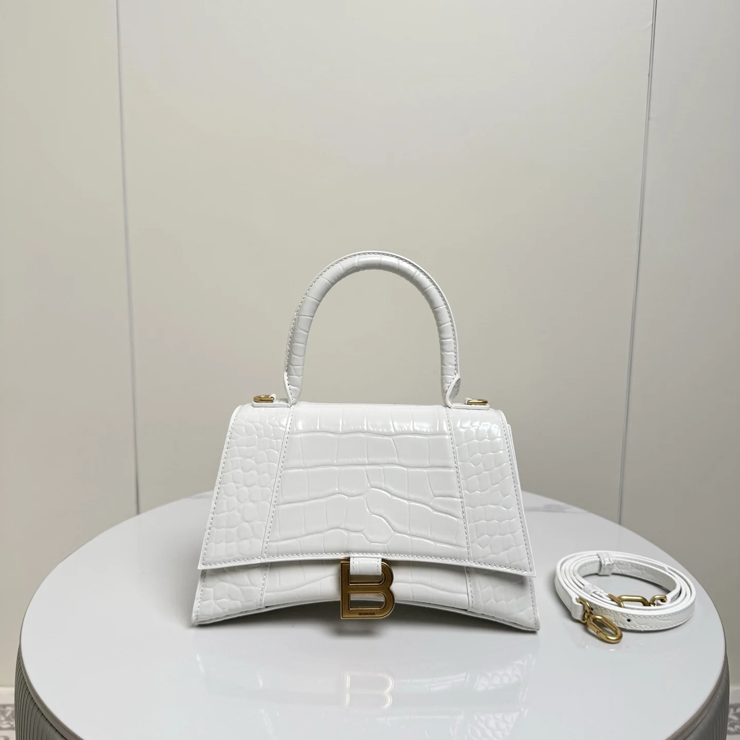 S大号23cm 鳄鱼白配金扣 只做好品质Balenciag 巴黎.世家 经典款沙漏包.独特的标志性弧线形状造型极具辨识度 外观呈现一轮半月状上坠一个金属B形拉环牛皮质感也非常有腔调 内里进口羊皮细腻柔软的质感 手拎斜挎都好看到爆 女神们的最爱 容量亲测 手机 零包 粉饼 口红 钥匙 小包纸巾 轻松收纳尺寸 23x10x24cm 货号188001