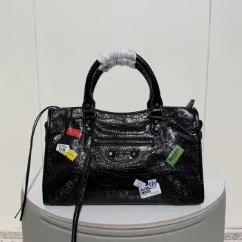 Balenciaga Le city2025秋冬系列 贴饰标签印花经典机车风格搭配一起 真的太酷啦 时尚不撞款 非常个性的包包原厂品质 尺寸兼顾实用与包型 独特姿态尽显.原厂品质中号尺寸size: 底长30cm 高20cm 宽13.5货号 188088