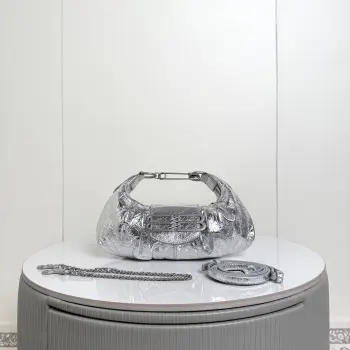 Balenciaga pamela 肩背包 褶皱皮面纹理 标志性安全别针+做旧银BB扣 可拆卸链条+皮肩带 手提/单肩/斜挎自由切换 时髦精闭眼入 容量也是妥妥的小尺寸size 28165cm货号188103