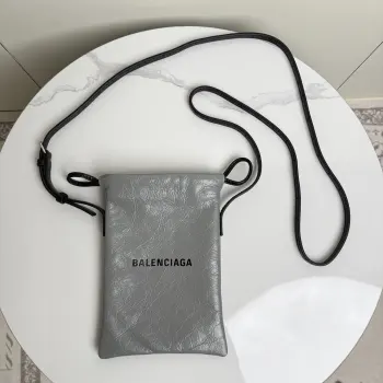 小号灰色 𝐁𝐚𝐥𝐞𝐧𝐜𝐢𝐚𝐠𝐚 Shopper Dust Bag 抽带斜挎包 采用抽带束口闭合设计方便又实用 正面饰品牌标识印花  褶皱质感面料,可调节肩带长度(不可拆 轻松切换单肩/斜挎 是潮人时髦吸睛的出门小单品小号尺寸size 底长15 x 高21cm x宽度1cm 中号尺寸size 底长26 x 高26cm x宽度2cm 188093