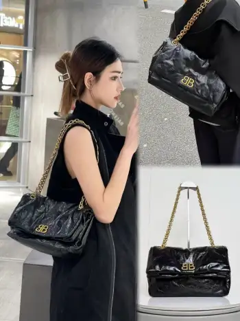 𝑩𝑨𝑳𝑬𝑵𝑪𝑰𝑨𝑮𝑨 𝐌𝐨𝐧𝐚𝐜𝐨系列黑金链带包 亮相于冬季23细节发布秀 以大轮廓而闻名 包身柔韧有质感 才用超柔软爆裂小牛皮 以柔软的皮革打造丰富的层次 饰以经典圆边BB logo  呈现轻奢风小号尺寸 长27.9 x 高18 x 宽9.9厘米货号188100