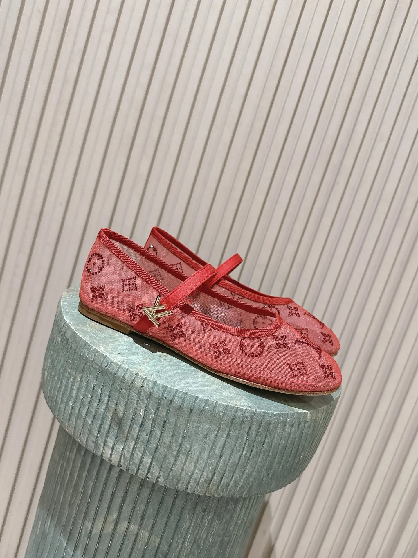 原单LV女鞋|高仿LV女鞋|精仿LV女鞋|一比一LV女鞋LV驴牌26WF新品横带玛丽珍鞋网纱汤钻圆头单鞋:真的是一眼就戳中了我的少女心 这双LV鞋直接把优雅与少女感焊在脚上  复古又显贵 耐磨耐造还不易变形  标志性的横带设计牢牢固定脚踝搭配金属扣点缀 细节处尽显精致 无论是搭配学院风百褶裙 法式碎花裙 还是简约牛仔裤 都能轻松hold住  上脚瞬间拉长腿部线条 日常通勤 约会逛街穿它既显气质又足够吸睛妥妥的 百搭显贵神器 让你每一步都走在时髦尖上 面料采用原版网纱烫钻内里垫脚均为羊皮意大利进口真皮大底size 35-39 40/41定制 