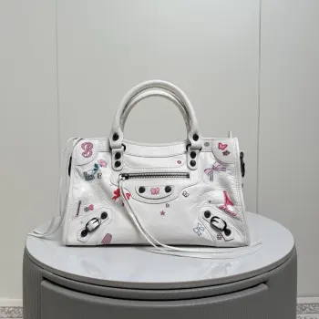 新品 .𝐁𝐚𝐥𝐞𝐧𝐜𝐢𝐚𝐠 Le City 这只颜值爆表甜系限定机车包 直接把 甜酷反差感 焊在了身上搭配奶fufu的粉/白色 满印的蝴蝶结 爱心 巴黎铁塔贴纸 像把少女的小涂鸦直接印在了包包上 褶皱皮做旧复古铜色五金 甜而不腻轻松拿捏Y2K复古辣妹感 小号尺寸size: 座长30x高20x宽13cm货号188112