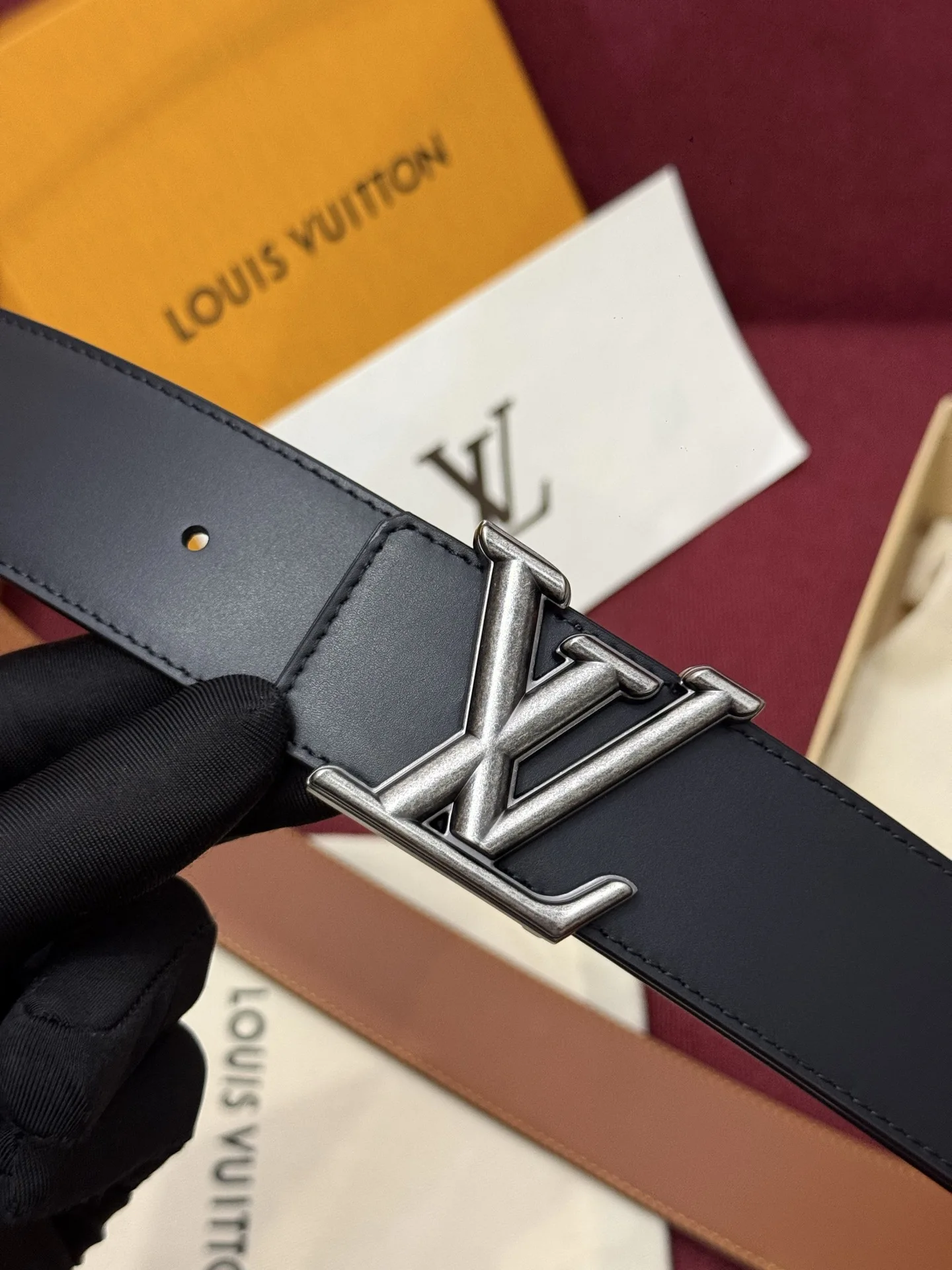原单LV皮带|高仿LV皮带|精仿LV皮带|一比一LV皮带本款 Damier LV 40 毫米双面腰带做工精良 风格经典 深色牛皮革皮带与 LV 字母搭扣优雅相称 