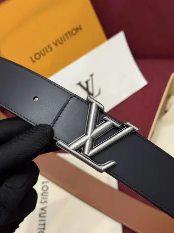 本款 Damier LV 40 毫米双面腰带做工精良 风格经典 深色牛皮革皮带与 LV 字母搭扣优雅相称 
