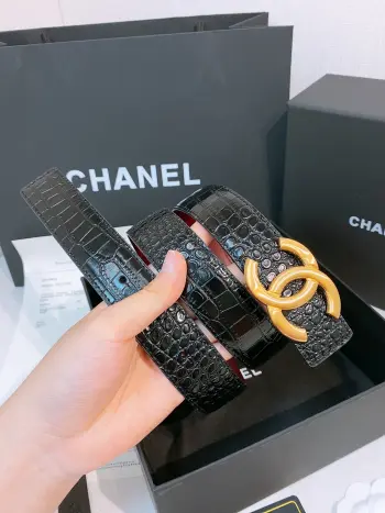 -香家双面小牛皮扣腰带系列 Ceinture 30 mm Reversible en Cuir de Veau Lisse30毫米双面腰带带身 采用光滑小牛皮制作 双面均为小牛皮 兼容30毫米规格可替换扣头 日常通勤 穿搭造型都非常百搭 是品牌标志性的经典款 建议参照尺码表选择合适的尺码 宽度width 3.0cm